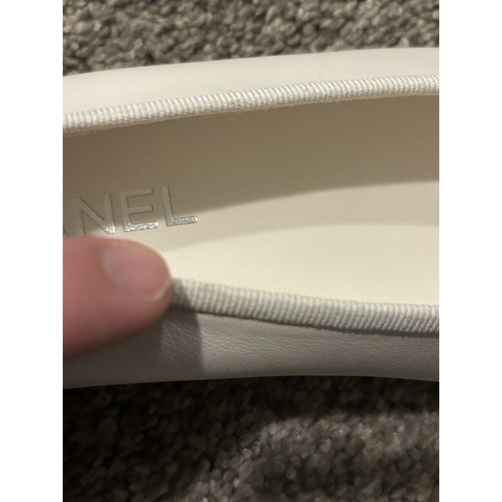 CHANEL WHITE & BLACK TWO TONE LEATHER CC LOGO BALLET FLATS Size 38 US 8 - Picture 12 of 14